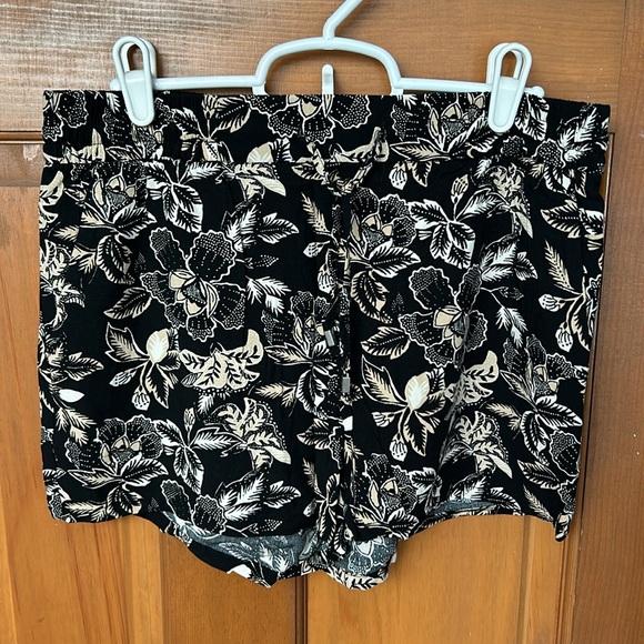 2 Pair Old Navy Shorts - Picture 5 of 6